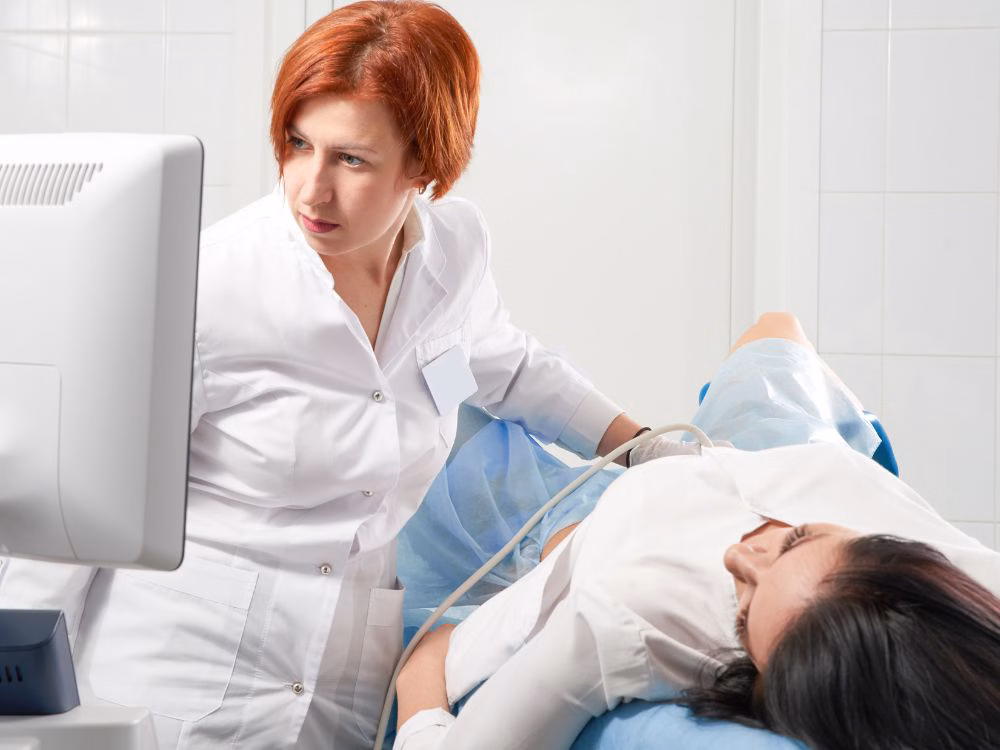 Com que frequência as gestantes precisam fazer ultrassom transvaginal durante a gravidez?