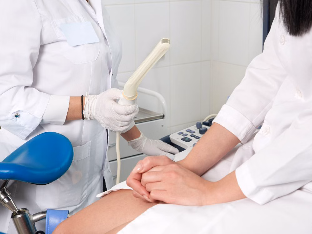 Como é feito o exame de ultrassom transvaginal durante a gravidez?